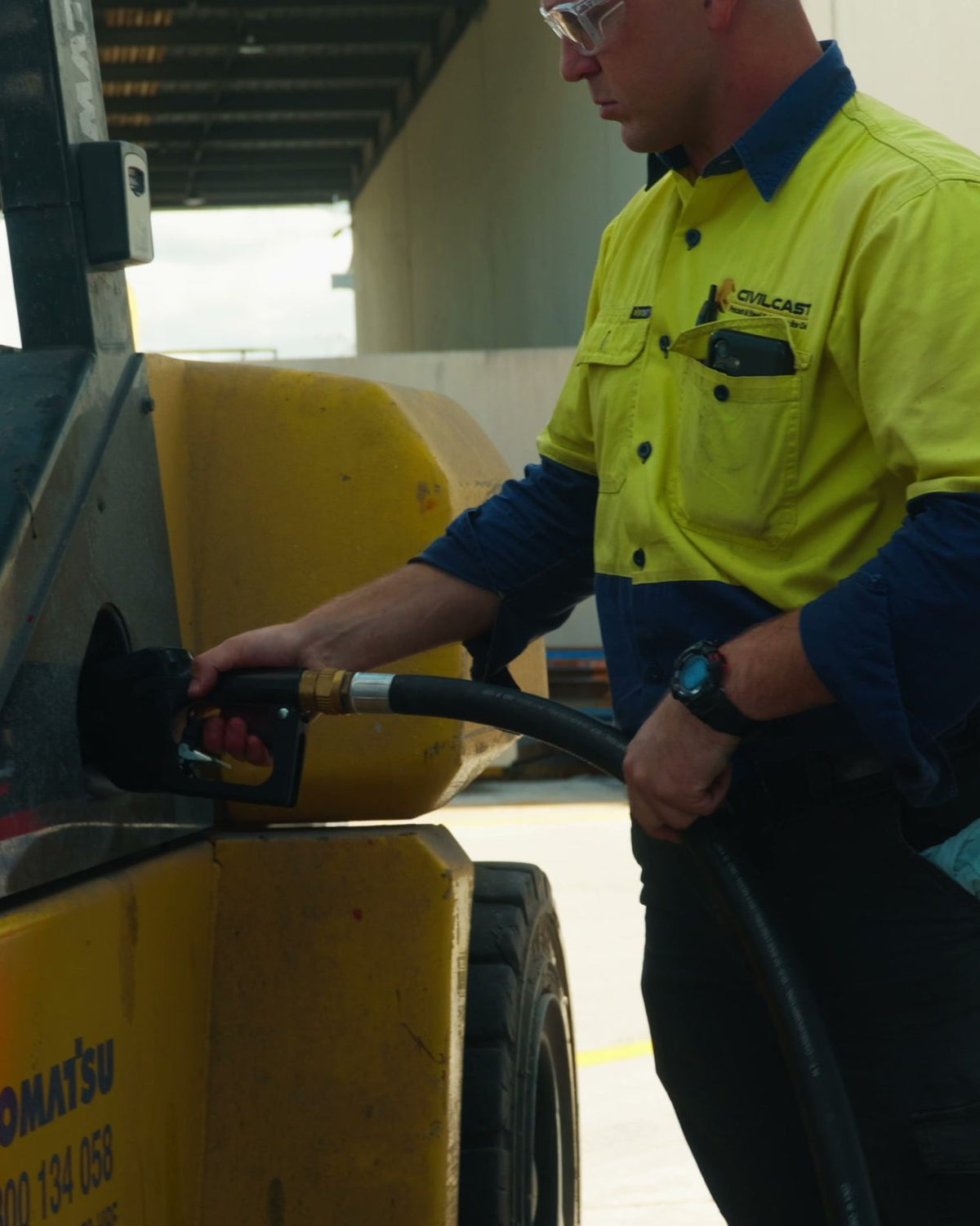 Fuel It operator refuelling a forklift from an on-site diesel tank